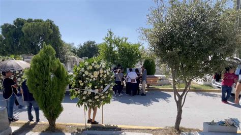 Familiares dan el último adiós a joven que murió .